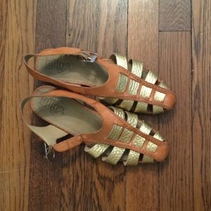 Latigo Jeepers Women’s Metallic Cutout Sandals